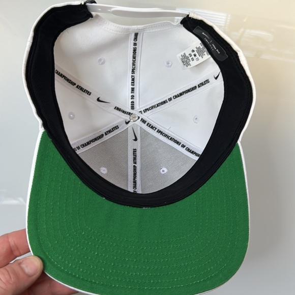 Nike white snap back cap w/ black NIKE & check OS - Picture 4 of 6